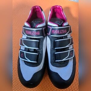 SOLD - PEARL iZUMi Quest Road Cycling Shoes - Women's Size 40